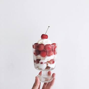 ボリューム満点、こんなにフォトジェニックなパフェも手づくりで。アイスクリームやデザートを並べるだけなら、お子さんもお手伝いできそうですね。
