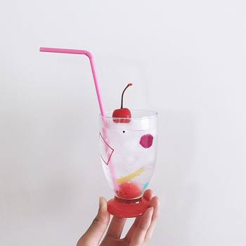 かわいいグラスに注いだ三ツ矢サイダーには、さくらんぼとピンクのストローを合わせて。暑い夏も爽やかに過ごせそうなファンシーな雰囲気がかわいい。