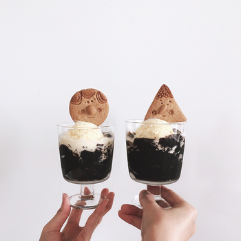 手づくりのコーヒーゼリーには、バニラアイスとかわいいクッキーをトッピング。お友達が来たときにこんなおもてなしができれば、素敵ですよね。