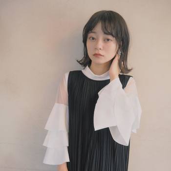 ワックスなどで毛先をつまみ、ランダムに束をつくれば、外ハネヘアもまた違った表情に変身。八の字に分けた前髪もリラクシーなムードが出て◎。