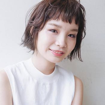 外ハネ初心者さんは、こんなナチュラルでさり気ない形からスタート。トップ部分の毛先を散らすと、裾のハネだけが目立つことなく、自然なバランスに仕上がります。