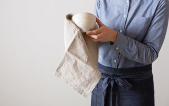 何十年も使えるものを目指し作られた生地だから、長く愛用できそう。使い込むうちに柔らかく馴染んでいく感覚は、台所仕事を楽しみにしてくれます。