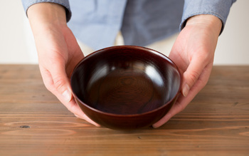 漆は「ウルシノキ」という木の樹液で、強い接着力や抗菌性があります。この漆の力を活かし、日本では縄文時代から、天然コーティング塗料として、装身具や食器などに使われてきました。他の塗料とは異なり、劣化してゆくのではなく、使うほどに艶と味わいが増してゆきます。