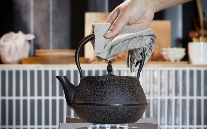 『鉄瓶 六角 1.2L』
山形県の山形鋳物の鉄瓶。山形鋳物は他の産地に比べて肉厚は約3mmと薄い作りで、軽いのが特長。取扱が楽になるよう、最近では鉄瓶内部にホーロー加工されているものもあるようですが、PINTの鉄瓶は全て鉄で作られていて本格派です。