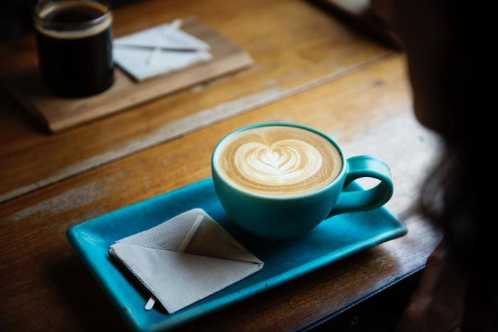 冬の午後、雪の降るような寒い日には、ミルクたっぷりのカフェラテで心と体を温めて。コーヒーのいい香りで満たされたお部屋の中で、やわらかな歌声に包まれて...降りしきる雪を眺めながらほっこり過ごしましょ。