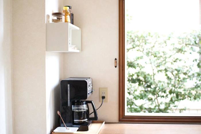 キッチンの隅をボックス収納を活用して、コーヒースペースにしてしまうのも、おしゃれでワクワクする方法ですね。
