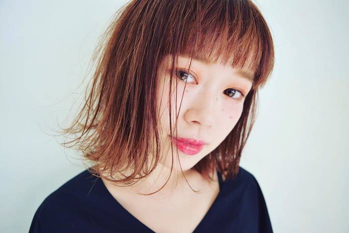 ジューシーなワインレッドの口元は、トレンドの濡れ髪スタイリングに絶妙フィット。ヘアもリップもウォータリーにして、乾燥しがちな冬でも“潤ってる感”をアピール!