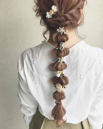 乙女心をくすぐる、フェアリーなモチーフたち。ロングヘアのアレンジにトッピングすれば、主役級の可愛さをお約束!