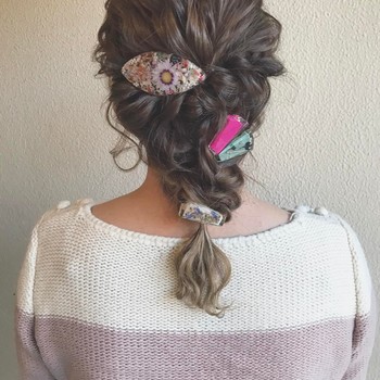 アーティスティックな模様と、透明のプラスティックが層になったヘアクリップは、そのキャンディのような質感が魅力的!色やデザインに差をつけて、思い切りプレイフルに飾りましょう。