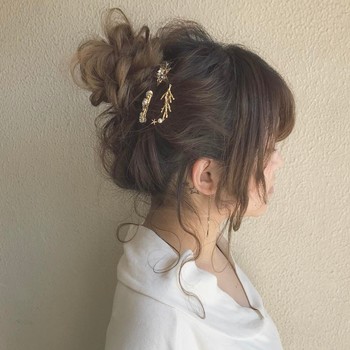 スターやリーフなど、自然を連想させる小さめのヘアアクセサリー。ゴールドで揃えれば、程よくクラス感も備わります。