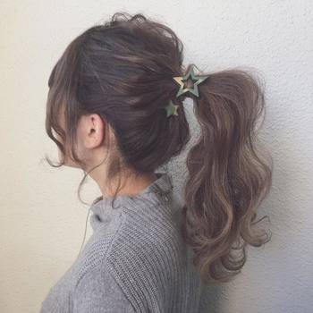 2つのヘアアクセサリーをサイズ違いでつけることで、それぞれの存在感が一気にアップ!王道のポニーテールが、俄然こなれた雰囲気に変わります。