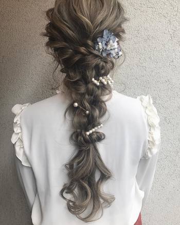 どんなアイテムにもマッチしやすいパール。リアルなフラワーのヘアアクセサリーと合わせれば、おとぎ話の主人公のようなスタイルに!