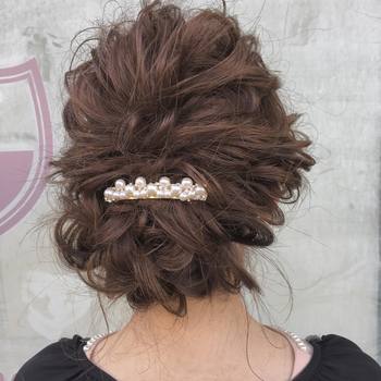 エアリーなアップスタイルは、ヘアに埋もれない小物選びがカギ。華美すぎず地味すぎない、重厚感のあるパールバレッタなら、そんな条件も難なくクリアしてくれます!