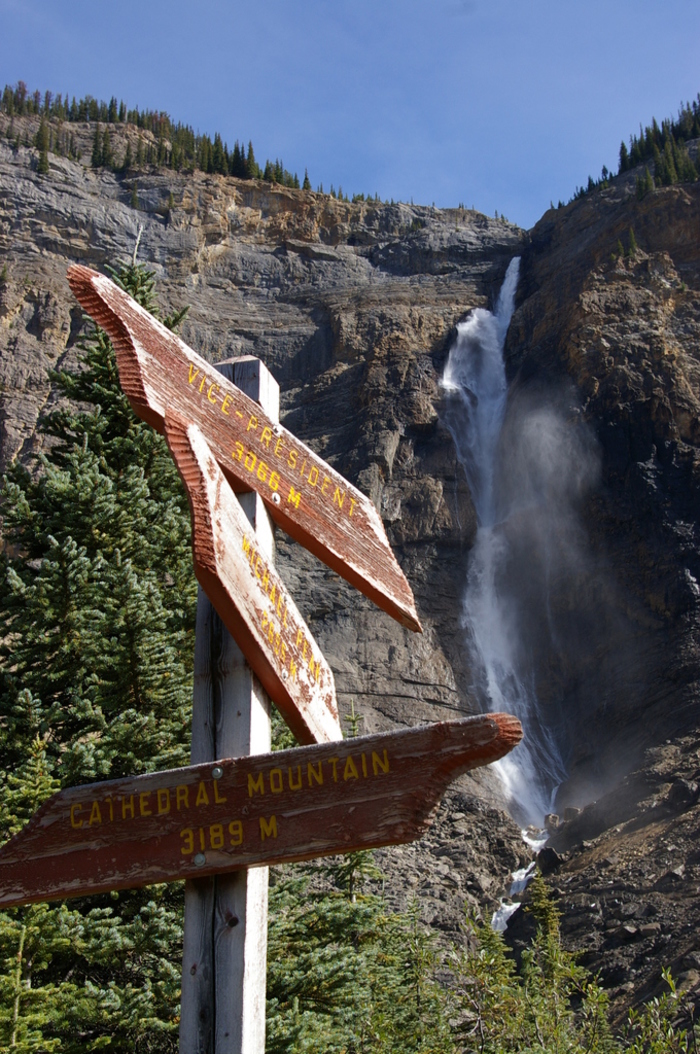 まるで絵葉書の世界に飛び込んだよう。エメラルド色の湖に大氷原を満喫