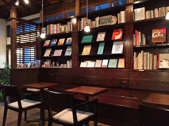 絵本カフェ　イメージ 73〉仲良しコンビが営む「大人のための絵本カフェ」 | 朝日新聞