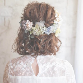 スペシャルなオケージョンにこそばっちりハマる花冠。髪はダウンヘアにして、その華やかさをとことん前面に引き出します。