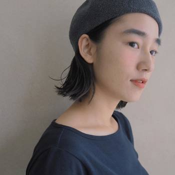 春先のベレーはまさに万能アイテム。寝癖がつきやすいボブの毛先の遊びも逆に生かせるオススメアレンジ。ベレーをかぶる時、サイドもしっかり耳にかけて顔全体を出すように意識するとGOOD!