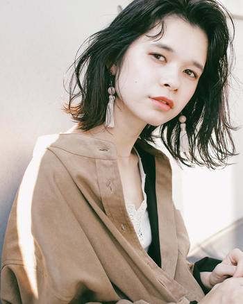 目元やアイメイクは控えめにして、リップに少し明るめの色を取り入れてみるのもOK♪口元に明るい色を入れても全体的なバランスが取れているので、ナチュラルテイストなコーデにも合います。
