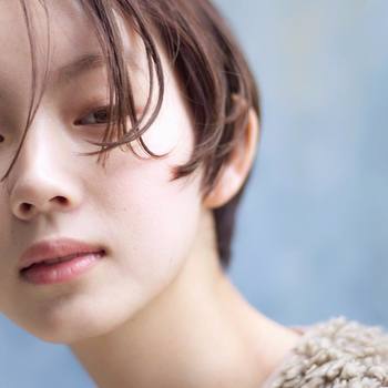 2017年に引き続き「ナチュラル」で素肌のように見え透明感のあるクリア肌が人気ですが、2018年はそんなクリア肌にマット感がプラスされた「セミマット」の質感に注目です。
