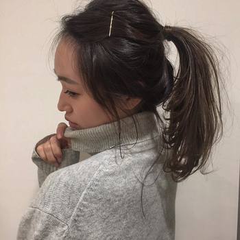 ごく普通の一つ結びも、前髪をピンで一刺しすればおしゃれ感アップ!ルーズさが出るように、あえてザクッと留めるのが今どきです。