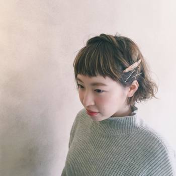 華やかさを出したいときは、お気に入りのバレッタも添えて。バレッタは細身なタイプにしておくと、さらにまとまって見えますよ。