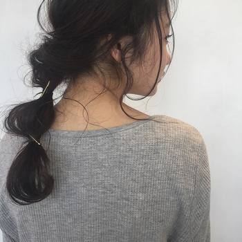 丸いフォルムがキュートな玉ねぎヘアには、華奢な細ピンでシャープさを足し算。それぞれ違う方向に刺していくと、アレンジにもグッとテンポが生まれます。
