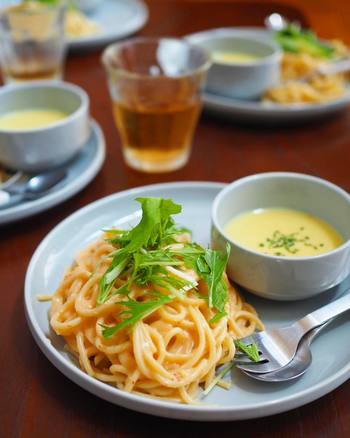 仲良しの集まりなら、ホームパーティーもおすすめ。手料理やちょっとしたおつまみを持ち寄れば、外ですごすよりも、のんびり&リッチに過ごせるかもしれません。