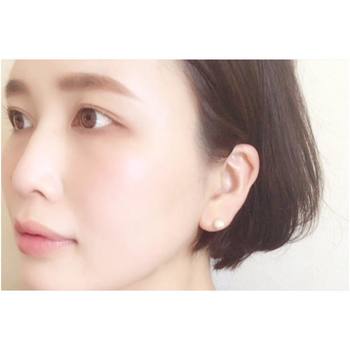 秋から冬にかけて人気の深みのある色から、リップカラーも春色にチェンジすることで垢抜けた感じに。