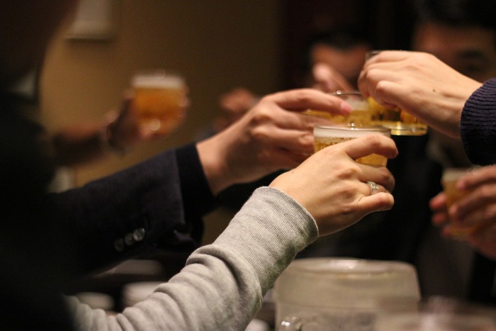 季節によってお誘いの回数は変わりますが、大きな出費のひとつが食事会や飲み会などの交際費ではないでしょうか。特にお酒が好きな方は、ついつい二次会...となって、翌日ちょっと後悔なんて経験もあるはず。そんな交際費も、せいぜい1回につき5,000円!と割り切ってみて。ひと月に参加する回数を決めるのもGOOD。