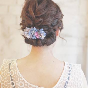 お呼ばれの席やパーティーシーンでも、ギブソンタックならきちんと華やか!フラワーモチーフのヘアアクセサリーで、スペシャル感を盛り上げて。