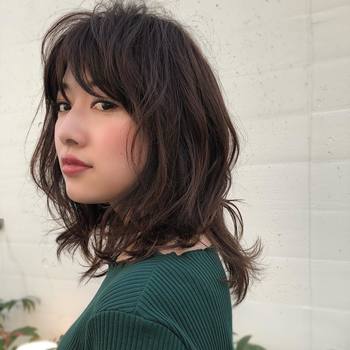前髪を作ることで無造作ながらもキュートな印象に。“ほつれウェーブヘア”は大人のナチュラル可愛いも演出♪