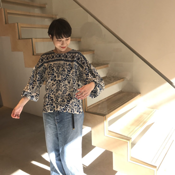 刺繍や柄物のブラウスとの相性も抜群です。あえてボーイフレンドタイプのゆったりしたラインのデニムを選ぶとコーディネートしやすいですよ。