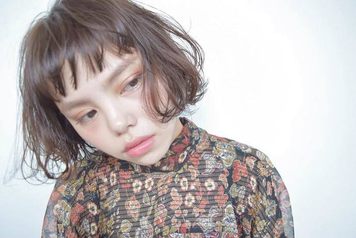 レッドやオレンジなど、少し遊び心を入れたカラーのアイシャドウは、目元の印象が華やかになります。ブラウンとの相性も良いので、締め色はブラウンを使うのがおすすめです。