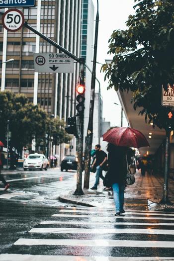 とっておきのスエード靴。長く履きたいのであれば、雨の日にはなるべく履かない方が◎。スエードは雨にとても弱い素材。濡れた靴を放置するとシミになってしまう可能性が!そのため、雨の日は違う靴を履いた方が良さそうです。雨の日でも履きたい場合は、必ず防水スプレーをするようにしてください。それでも濡れた場合は、濡れた場所を拭いておきましょう。