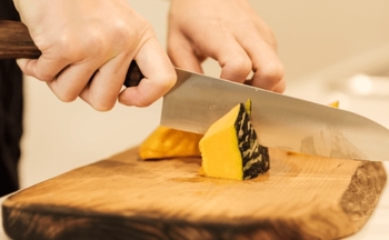 小ぶりなので手に馴染みやすいペティナイフ包丁と、野菜、肉、魚と毎日のお料理に大活躍の三徳包丁の2種類あります。
