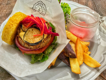人気の「ケバブバーガー」はターメリックライスバンズを使った珍しい一品。中には、サラダベース・ナス・トマト・キャロットラペ・レンズ豆とジャガイモのスパイシーパテ・紫玉ねぎが入っており、口の中でフレッシュな野菜とスパイシーなパテやライスバンズが絶妙に絡み合います。