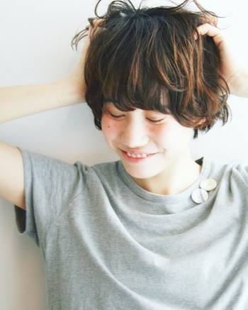 ヘアアレンジに取り掛かる前に、まずは分け目をつくっていきます。きっちり分けると野暮ったくなってしまうので、できるだけジグザクに、ラフに分けておきましょう。
