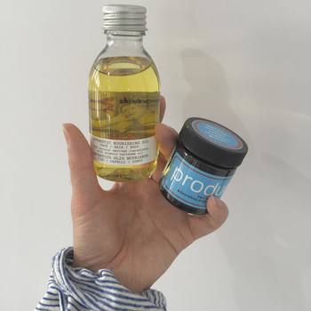 ツヤ感のあるヘアスタイルが流行中なので、オイルやバームなどを使っている人も多いのではないでしょうか。油分の多いオイルやバームなどは、時間が経つとべたつきやすくなることもあるので、使う量はほんの少しでOKです。