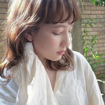 髪全体をカラーリングするときは、アッシュ系・グレージュ系などを選ぶと春らしい透け感のある仕上がりに。