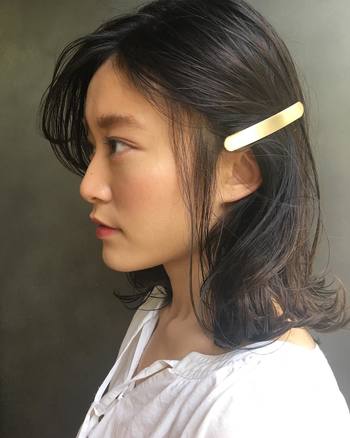 大人っぽい雰囲気を出したい日は、前髪をサイドに流してからバレッタをパチン!ツヤのあるゴールドのヘアアクセサリーなら、クラス感も十分です。