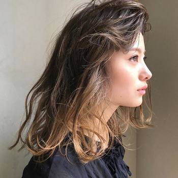 サイドへとスムーズにつながるよう、前髪の毛先を巻いてナチュラルにセット。仕上げはハードスプレーorワックスで、しっかり固めておきましょう。