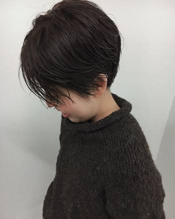 ムースやワックスを指先にとったら、前髪を少量ずつねじって毛束感を表現。気になる前髪の「パラパラ感」がなくなって、流れもつくりやすくなるんです。
