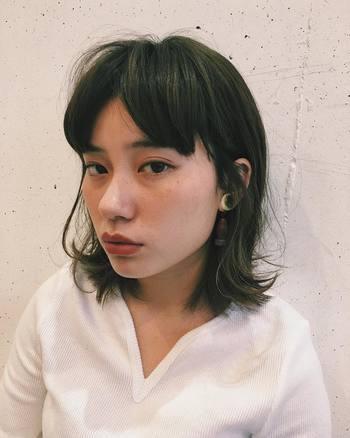 前髪の毛先を、真ん中から両サイドにさらりと分けて。根本にはたっぷりと空気をふくませ、エアリーに仕上げるのがポイントです。
