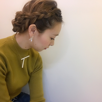 編み込みで前髪を入れ込めば、フェミニンかつ清楚なヘアアレンジが完成。裏編みにすることで、全体的に立体感も生まれます。