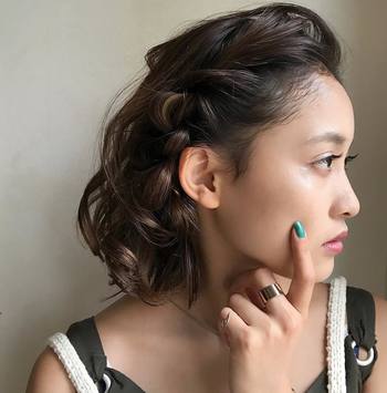 うまく前髪を編み込めない場合は、先に前髪だけをまとめておくのもひとつのやり方。ピタッとタイトにはするのではなく、ふっくら感が残るようにまとめましょう。