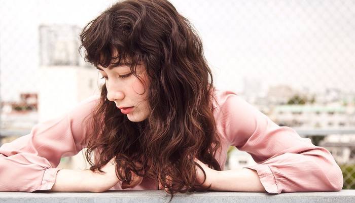 また、チークをいくつか使い分けてグラデーションをつくると、グッとニュアンシーな印象に。その際はそれぞれのチークが互いに溶け込むよう、しっかり馴染ませておきましょう。