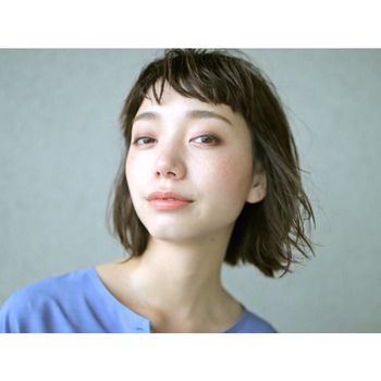 さらに頬骨のラインにハイライトを入れると、メリハリのある外国人風の横顔に。そのハイライトもチークと同じように、パウダリータイプを選ぶと失敗しにくいですよ。