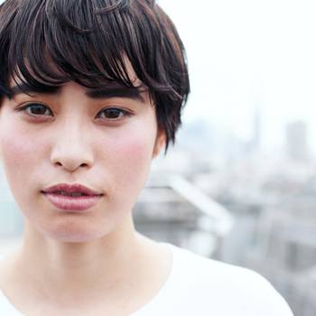 血色感を強く出したいときは、ベールをかけるように広範囲に乗せていきます。あまり濃くすると、ただの“赤ら顔”になってしまうので要注意!その都度加減を見ながら、少し色ずつ色を乗せましょう。