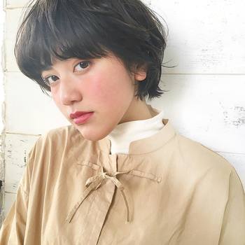 この方法は、顔の余白を埋めたいときにも使えるテクニックです。目から口元までの面積が広い方や、パーツの小ささが気になっている方は、ぜひトライしてみてくださいね。