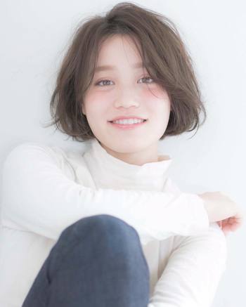 ガーリーなイメージに仕上げたいときは、ピンク系チークを目の下部分にふんわりと。縦幅は小鼻より少し上まで、横幅は目幅とちょうど同じか、気持ち広めに入れていきましょう。